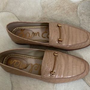 Sam Edelman cream loafers with gold detail. Size 8.5.
